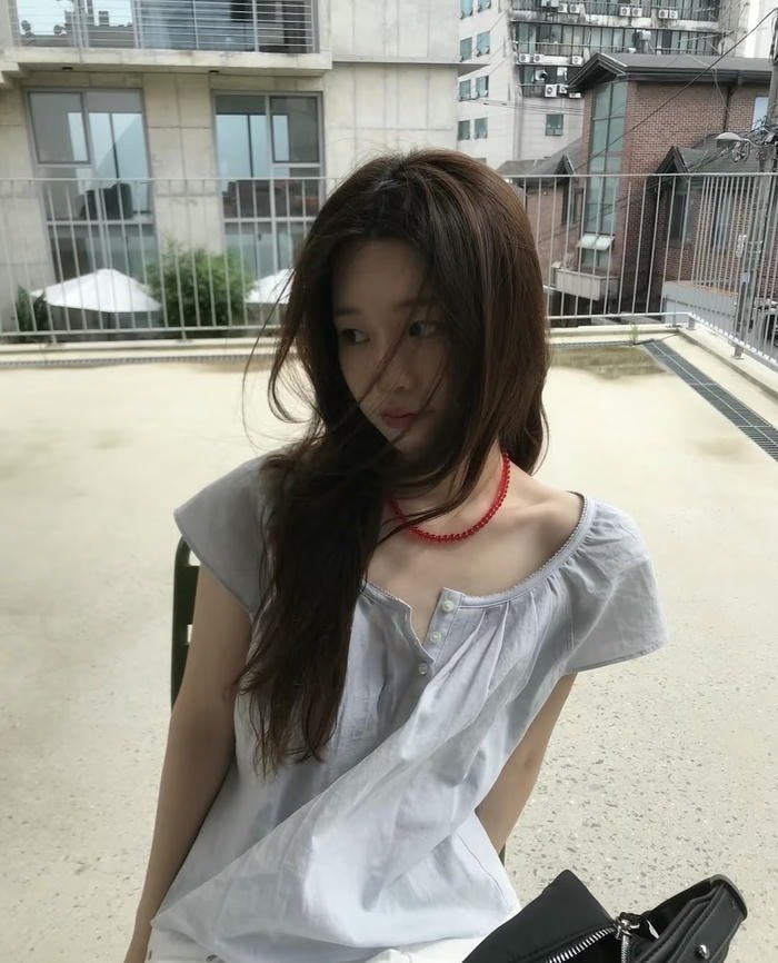 pose simple girl dp for instagram