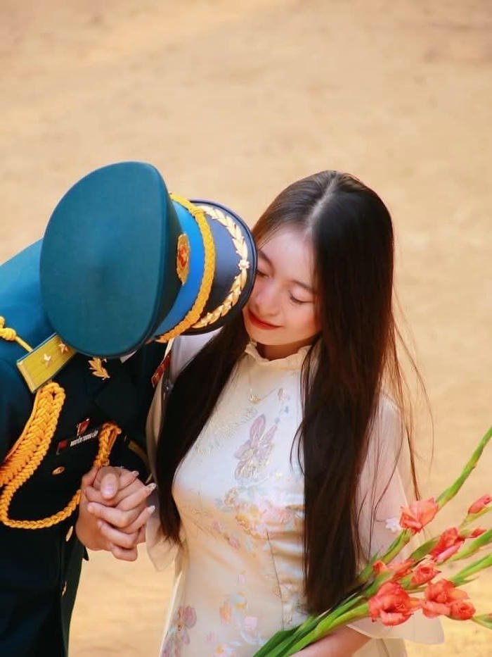 romantic mood army couple dp