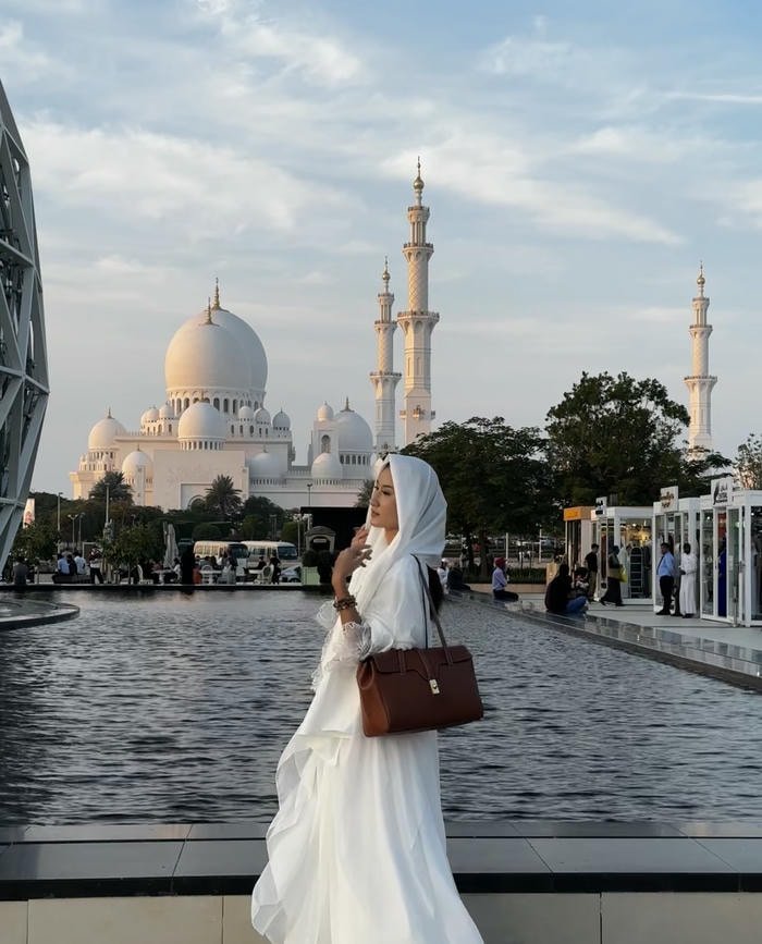 simple abaya girl dp
