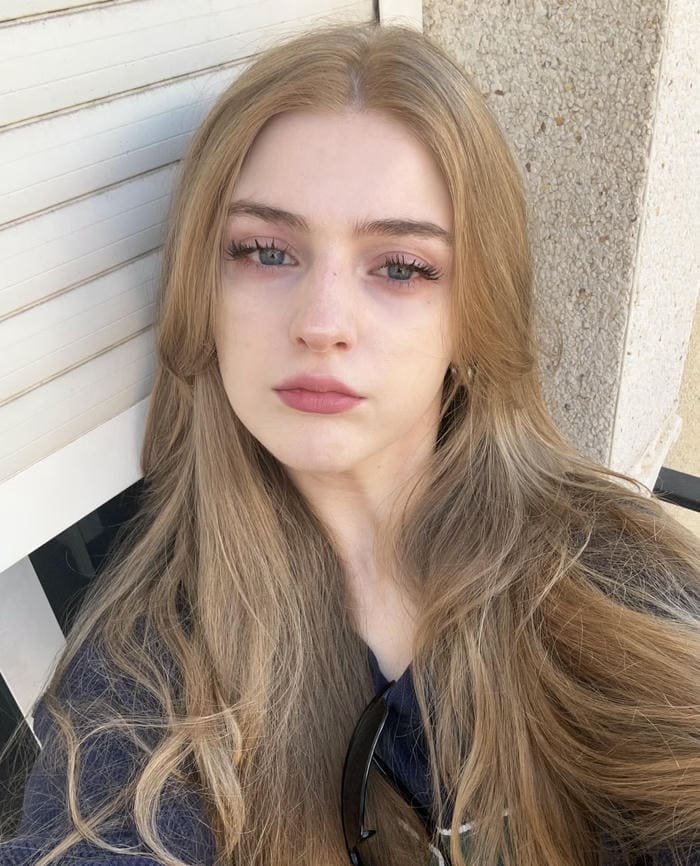 simple pose whatsapp dp for girl