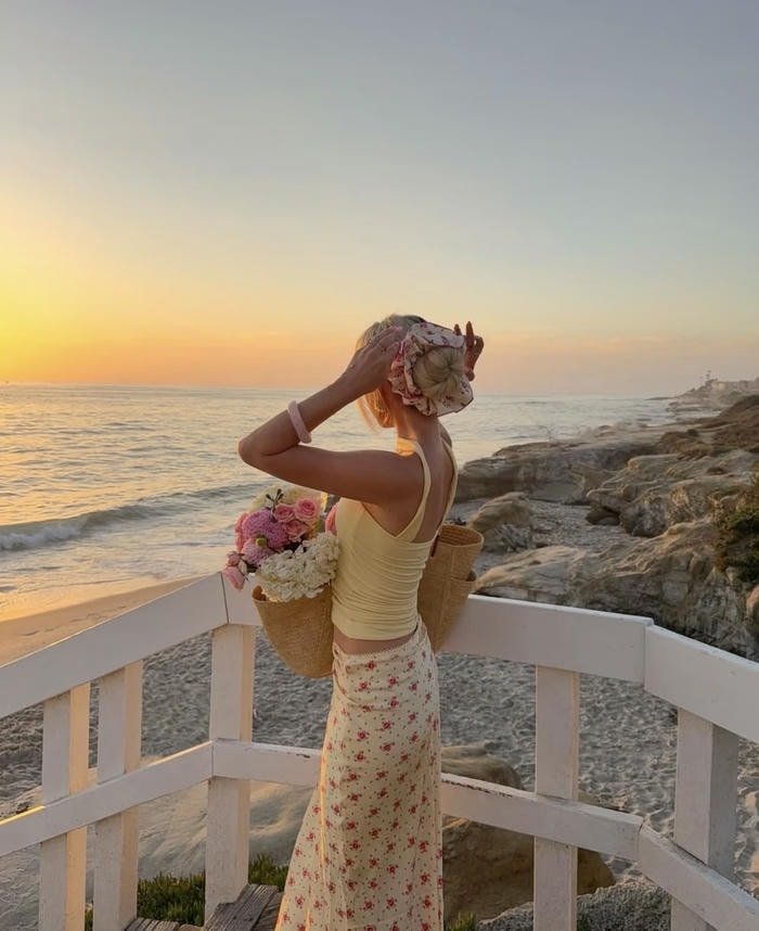 simple tone real girl profile pic