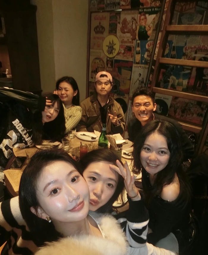 smile pose friends dp