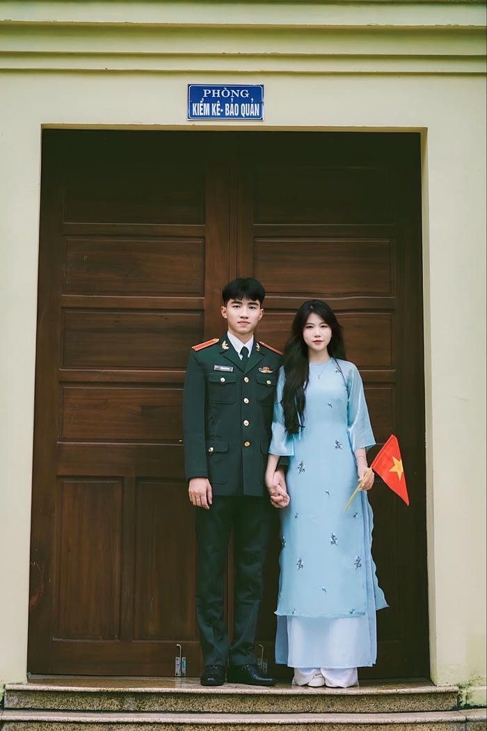 smiling love army couple dp