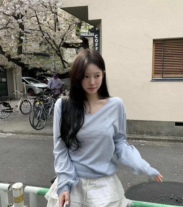 soft glow simple girl dp for instagram