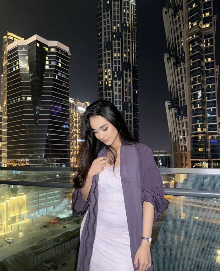 soft tone abaya girl dp