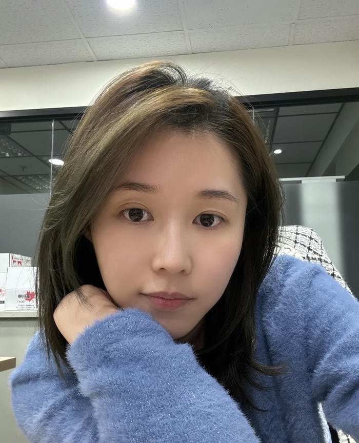 soft tone real girl profile pic