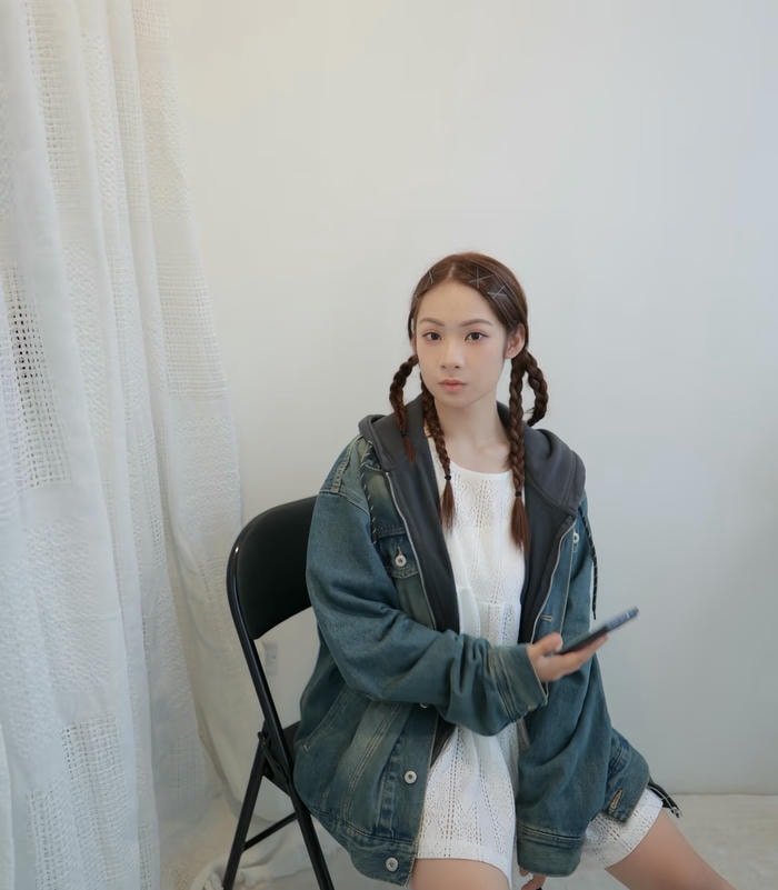 vintage simple girl dp