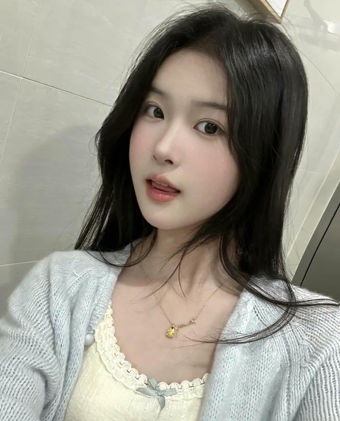 Balanced single girl dp calm style