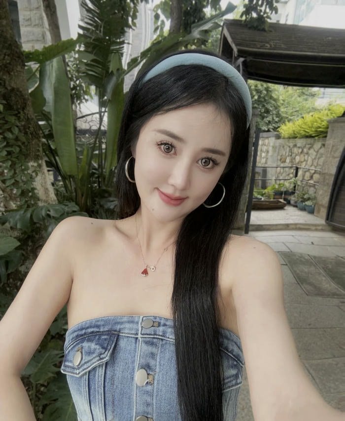 Bold single girl dp modern vibe