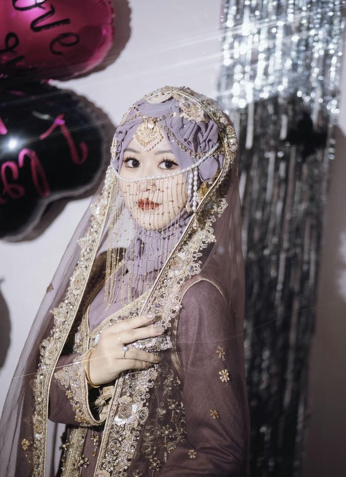 Calm expression saree girl dp portrait