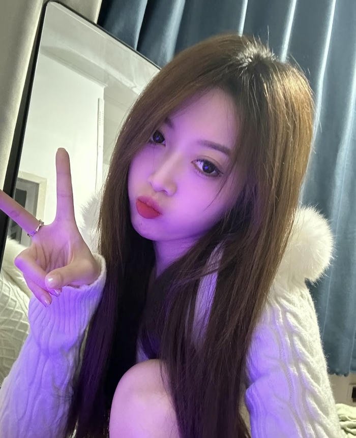 Charming single girl dp soft aura