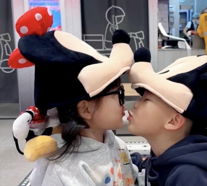 Charming smile cute baby couple dp