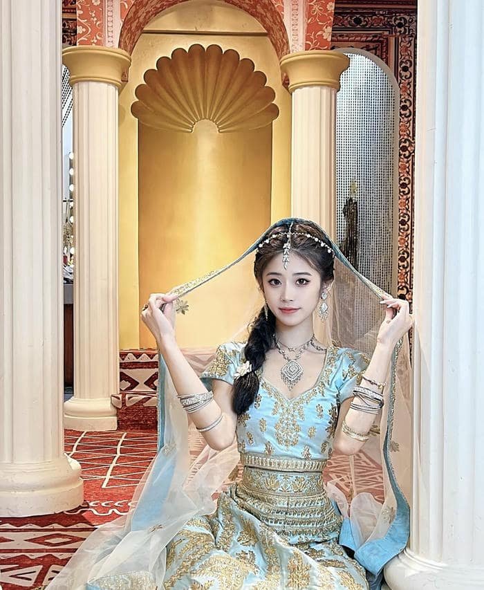 Classic beauty saree girl dp profile