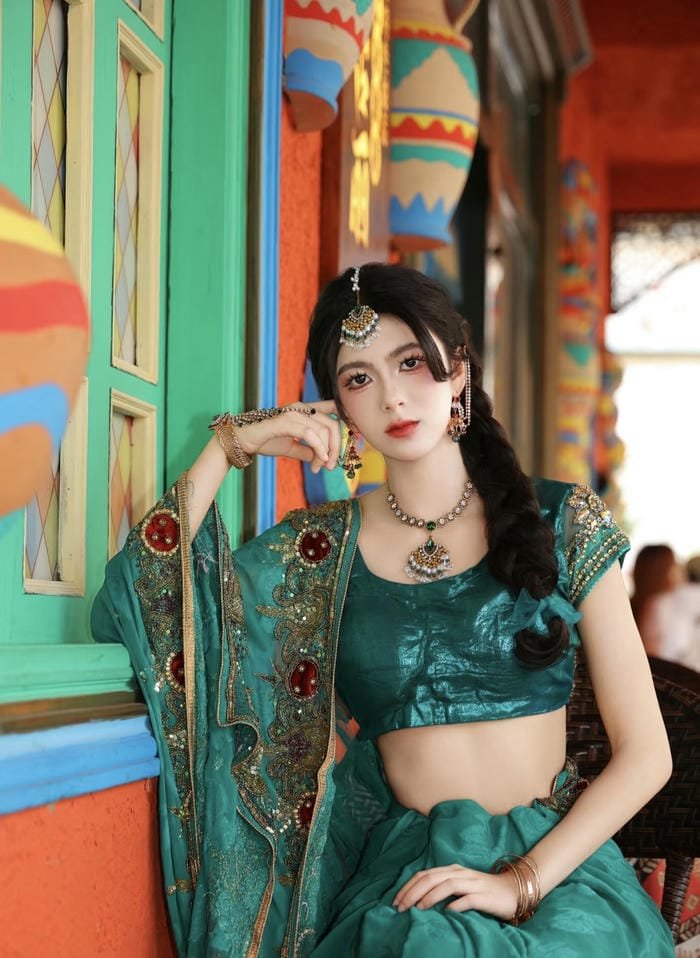 Elegant draping saree girl dp look