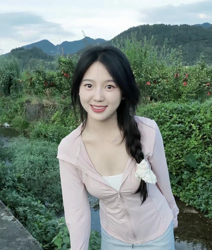 Fresh single girl dp simple mood