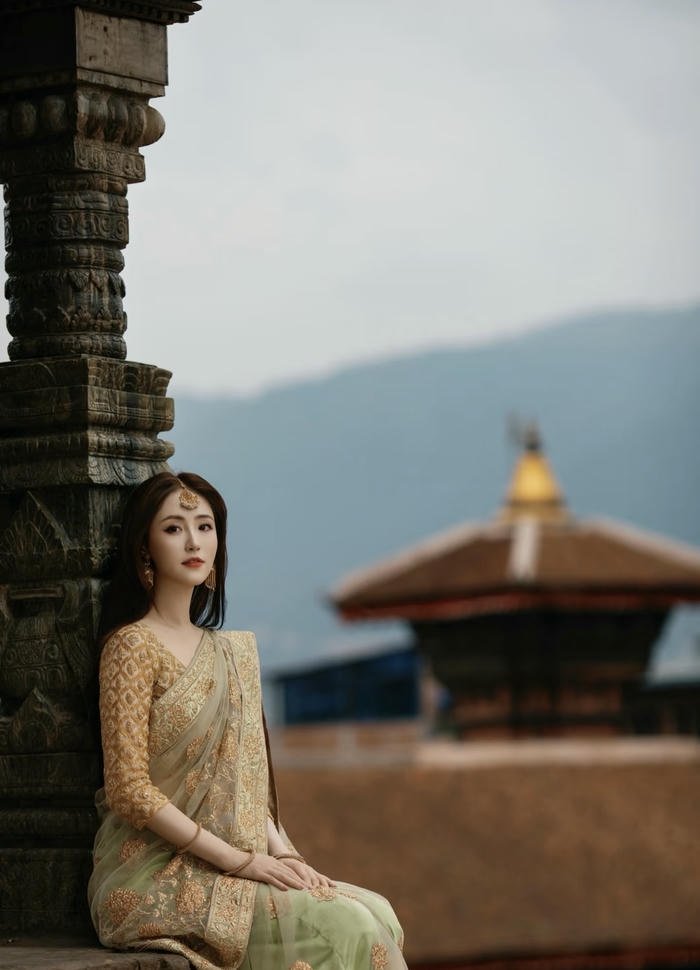 Gentle smile saree girl dp image