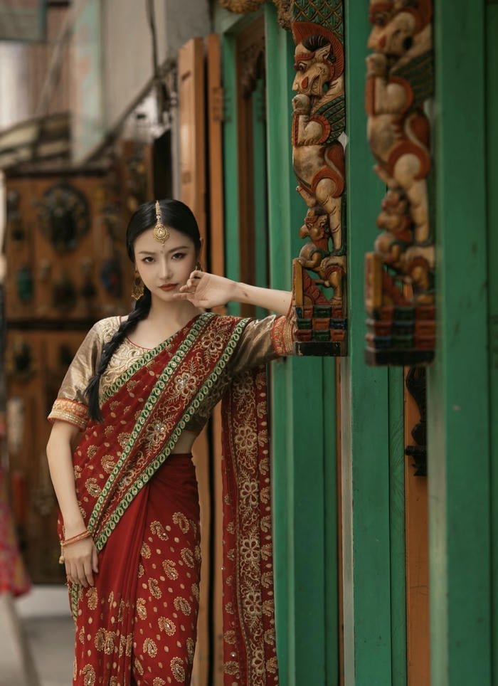 Graceful beauty saree girl dp image
