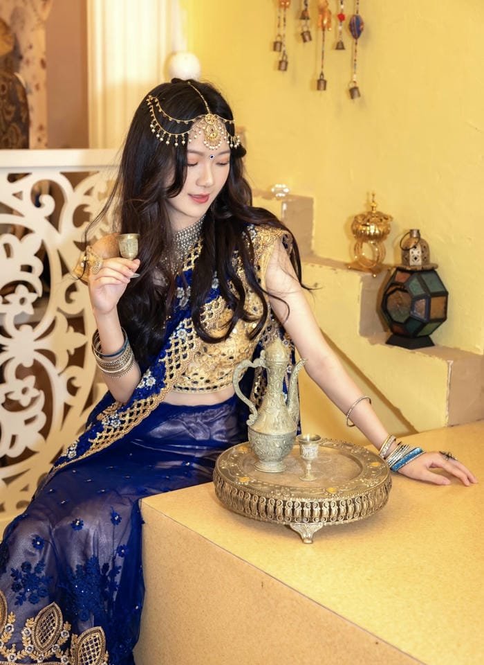 Graceful drape saree girl dp style