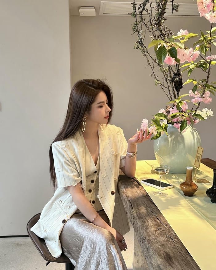 Graceful single girl dp classy portrait