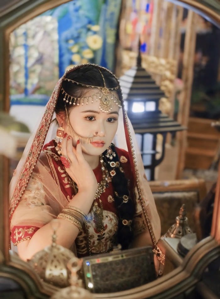 Minimal makeup saree girl dp portrait