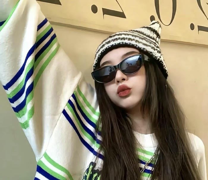 Sharp look cool dp for girls