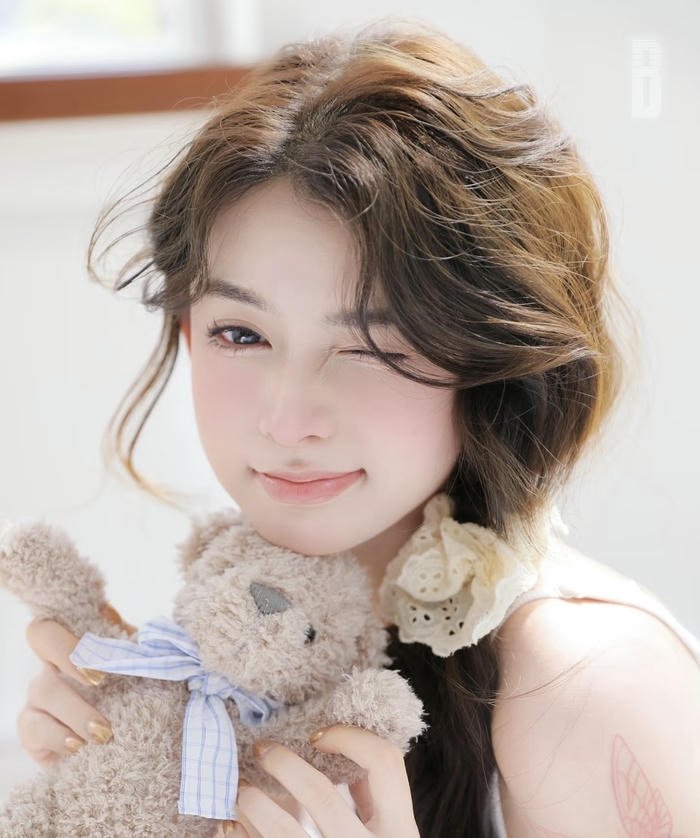 Strong single girl dp bold vibe