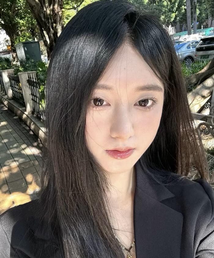 Strong single girl dp confident aura