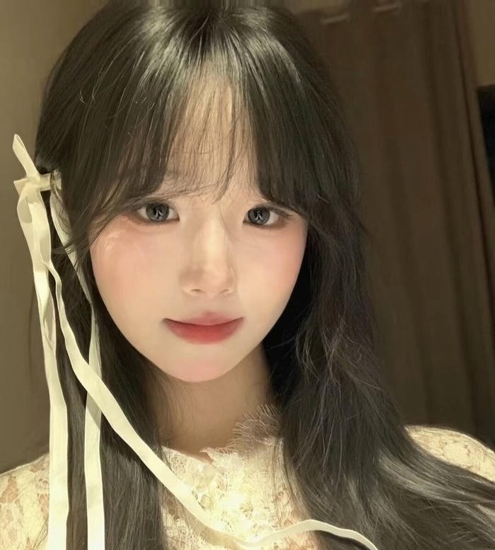 Subtle smile real girls dp look