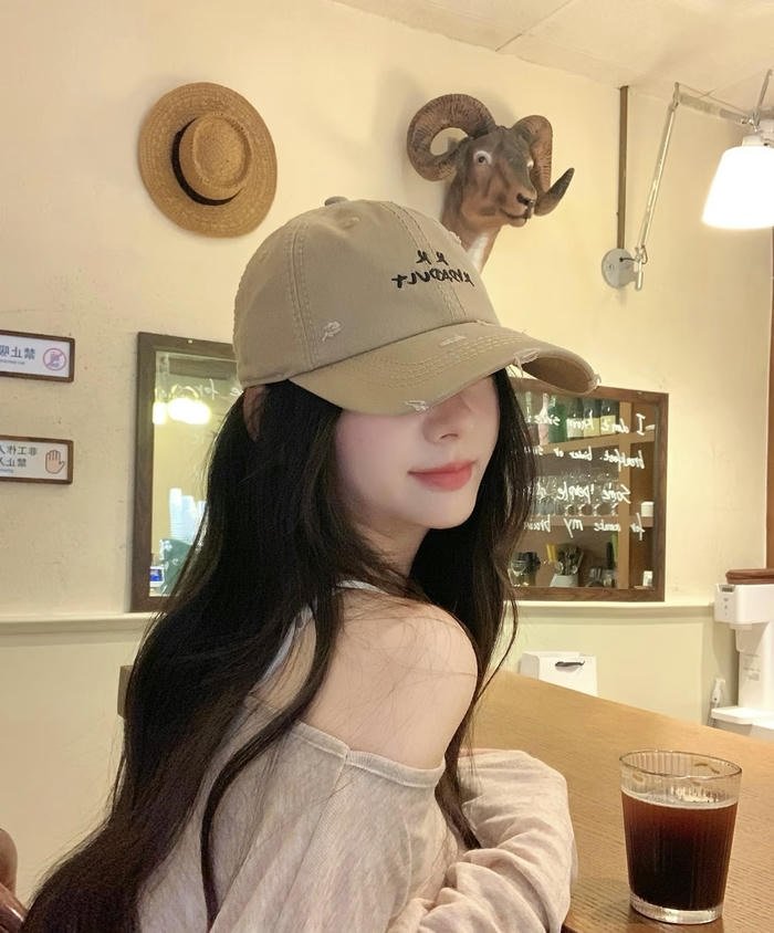 Trendy outfit cap girl dp look