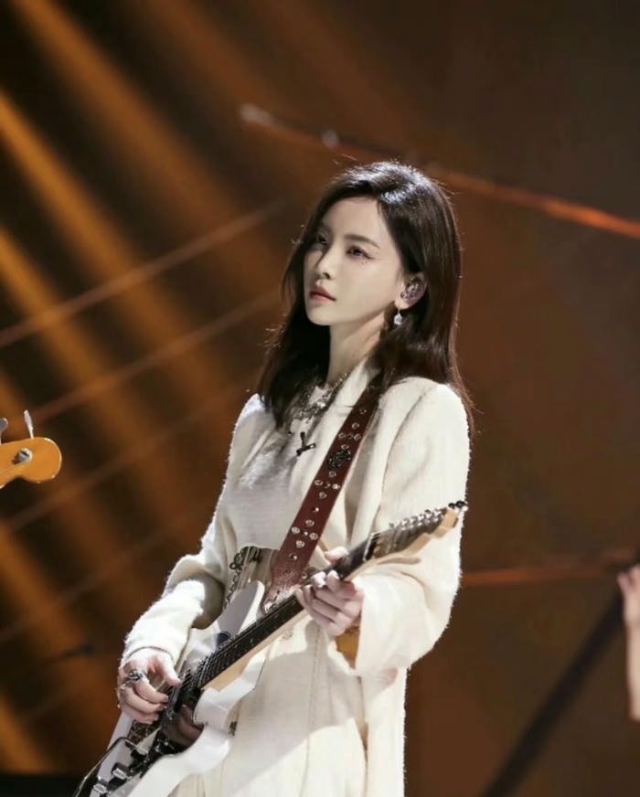 acoustic vibe from guitar girl dp