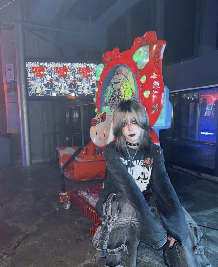 aesthetic darkness in shadow girl dp