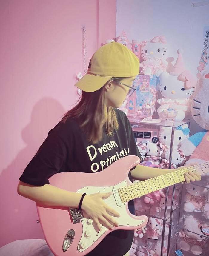 aesthetic moment in guitar girl dp