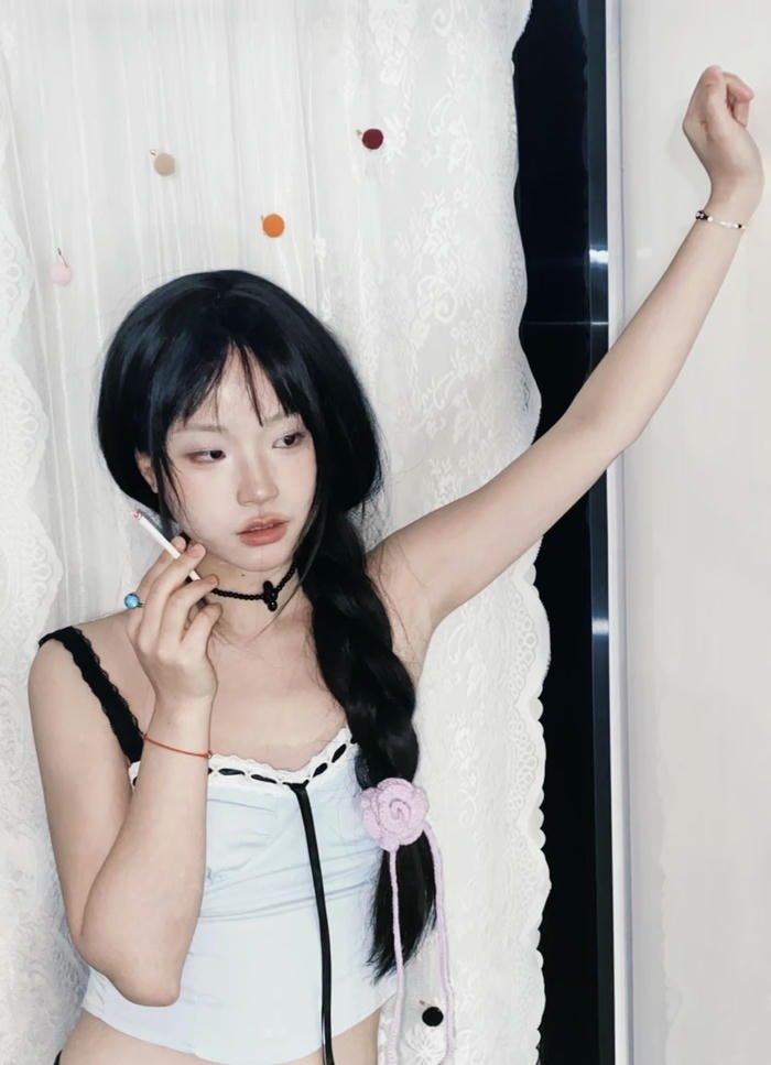 aesthetic smoke effect in smoking girl dp