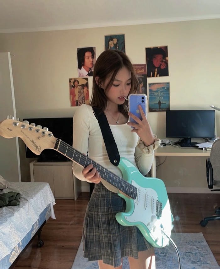 art mood shown in guitar girl dp