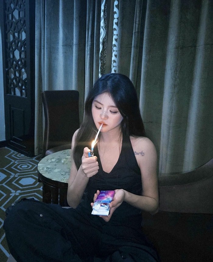 bold look in smoking girl dp