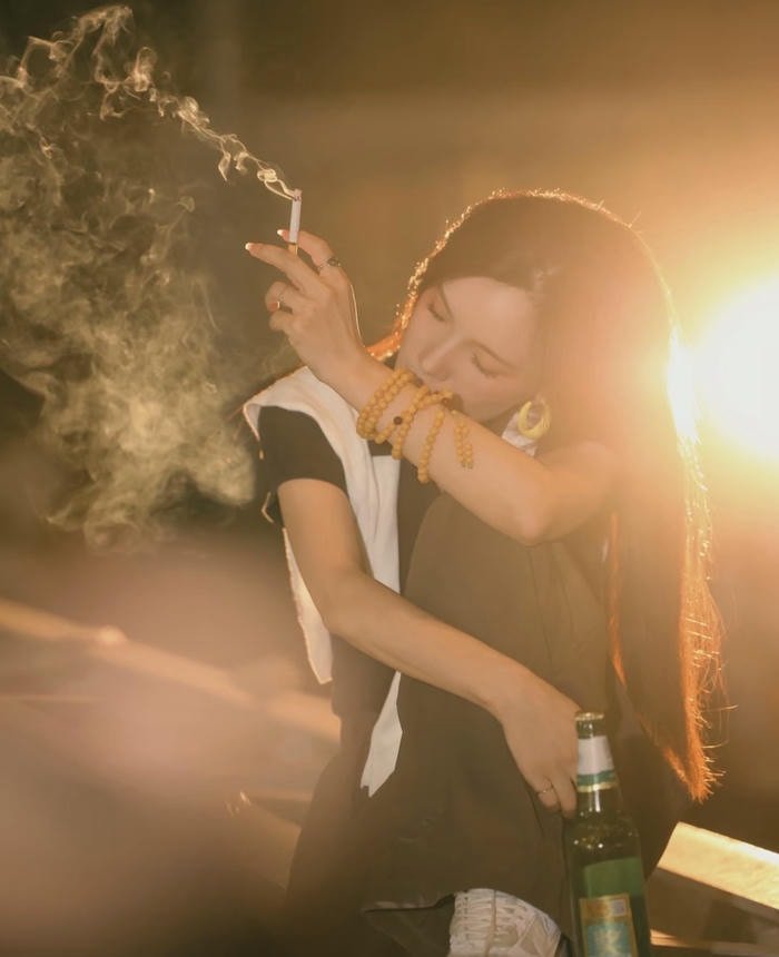 bold mood of smoking girl dp