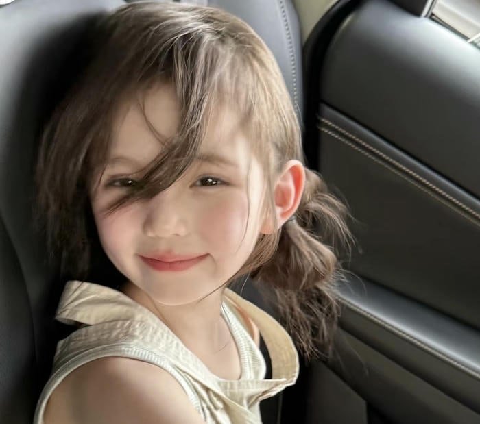 bright sharp look in smart girl dp