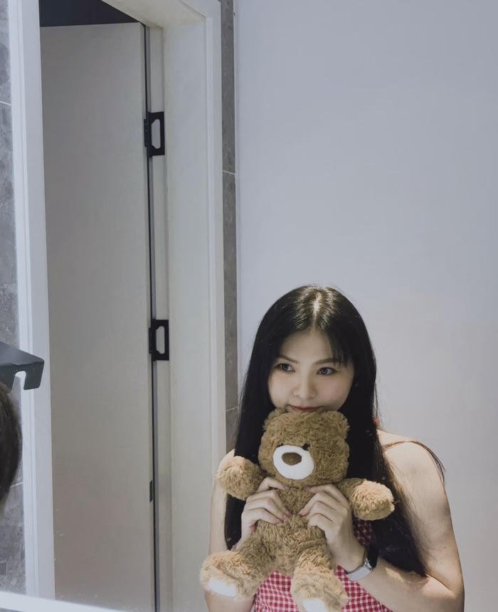 bright smile in happy girl dp