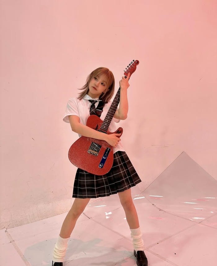 calming atmosphere in guitar girl dp