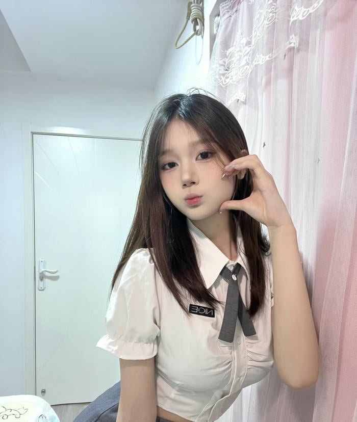 chic girl display picture