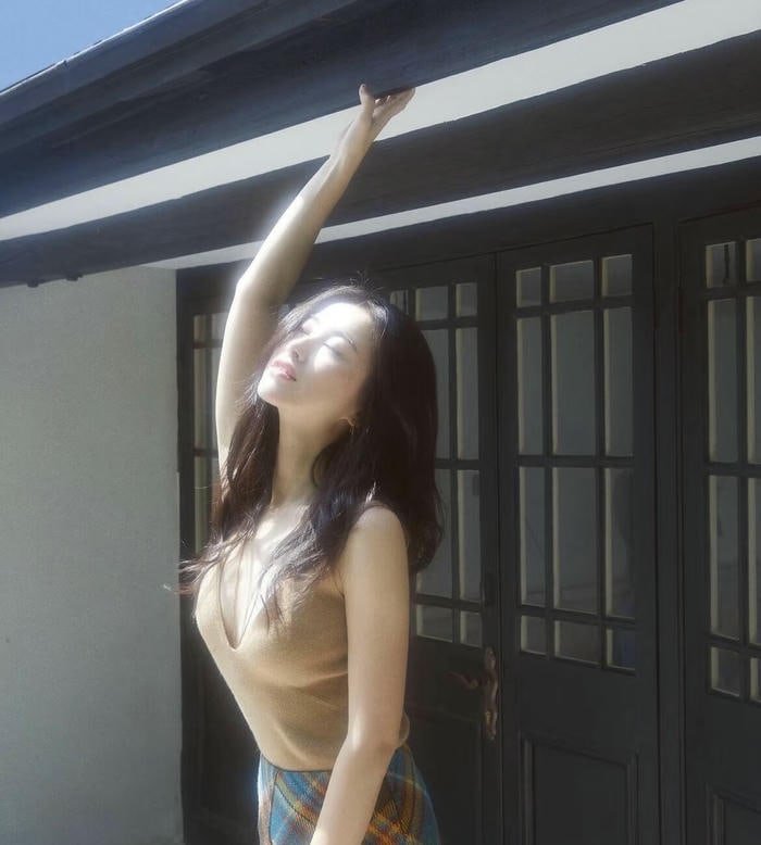 chic intelligent vibe in smart girl dp