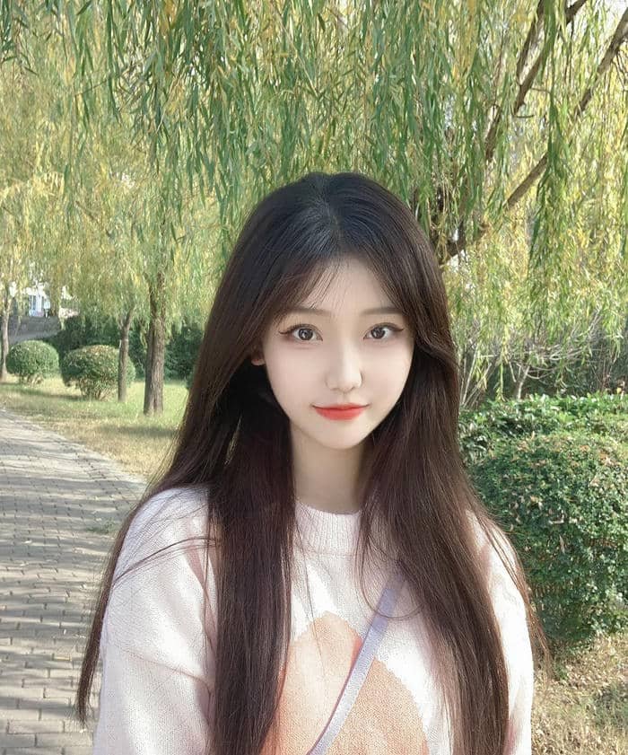 classy female dp pose