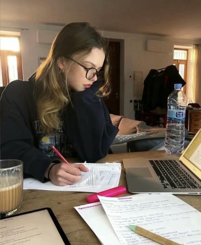 clean desk for study girl dp