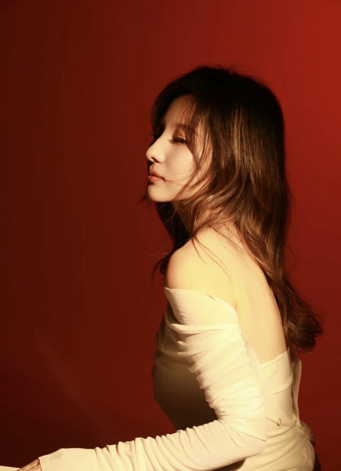 cool dark vibe in shadow girl dp