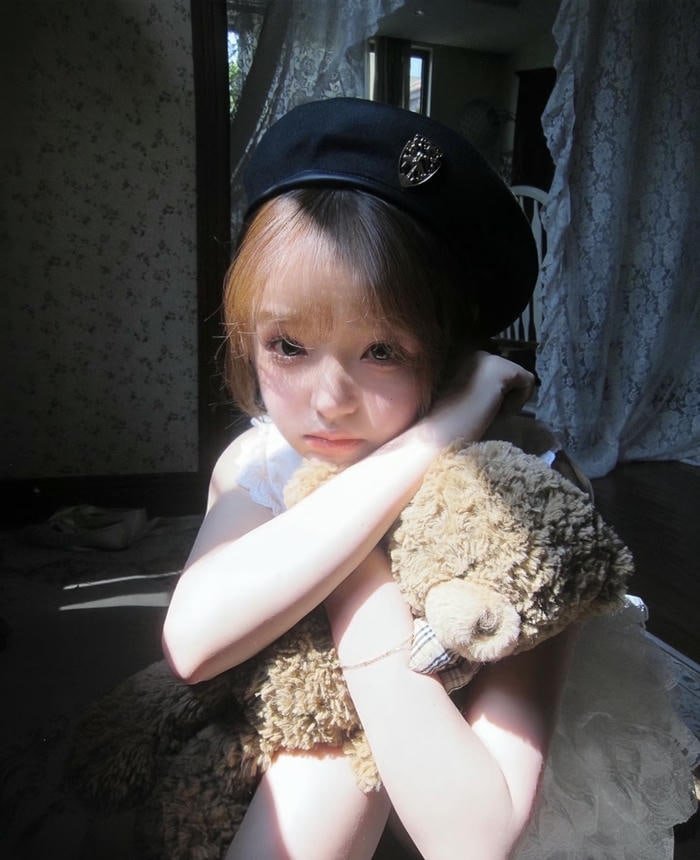 cozy pose for teddy bear girl dp