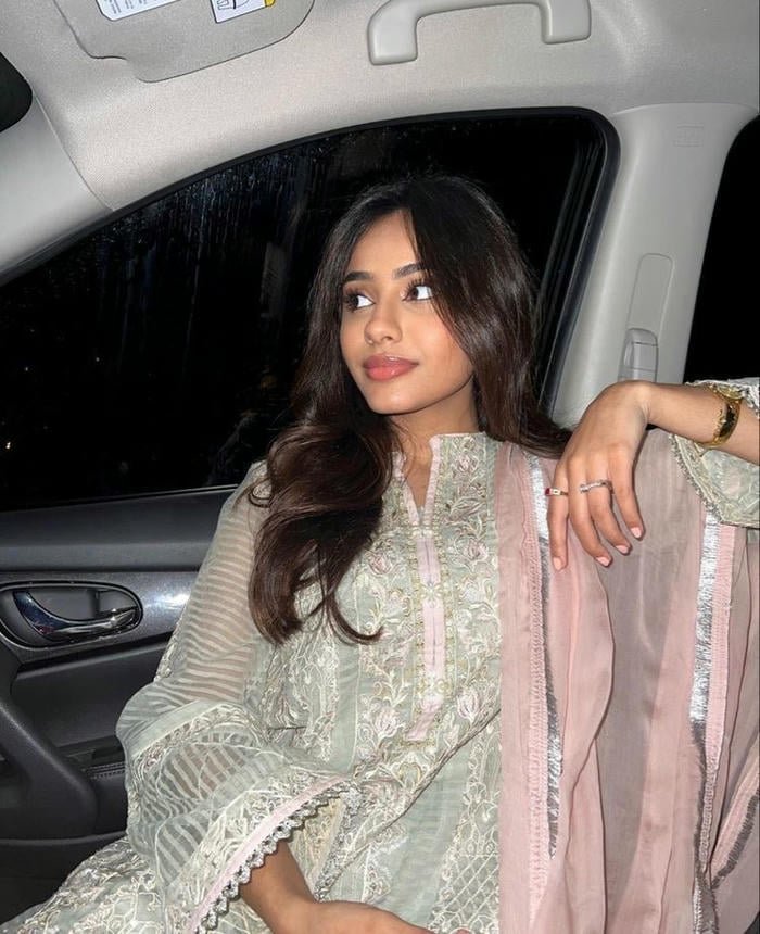 cute kashmiri girls dp natural aesthetic