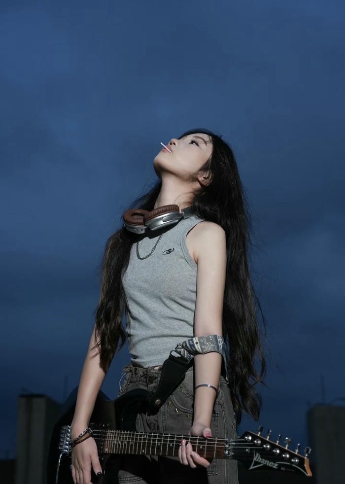 cute musician in guitar girl dp