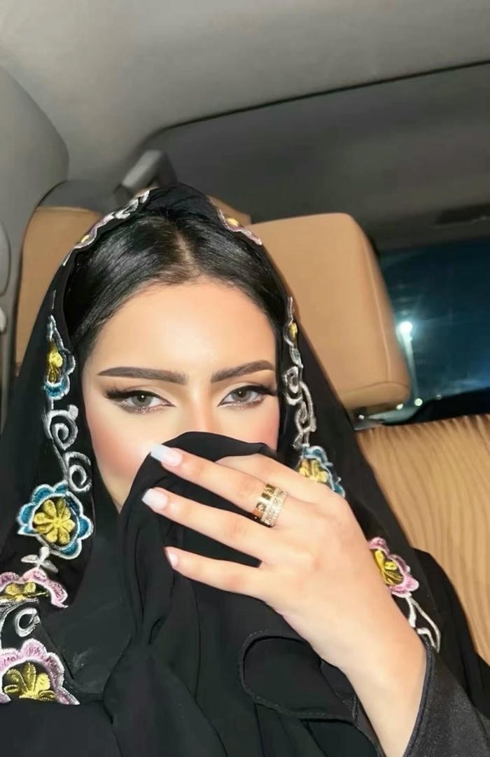 cute smile hijab dp for girls