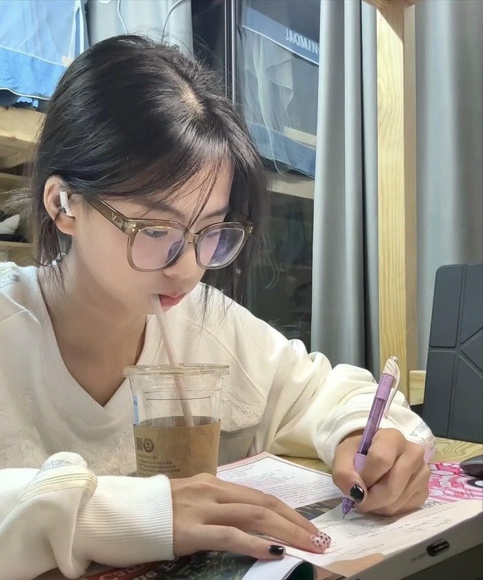 cute study pose in study girl dp