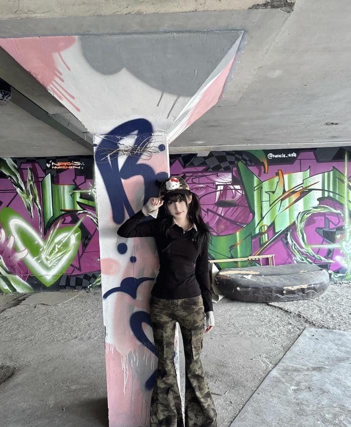 dark minimalist look for shadow girl dp